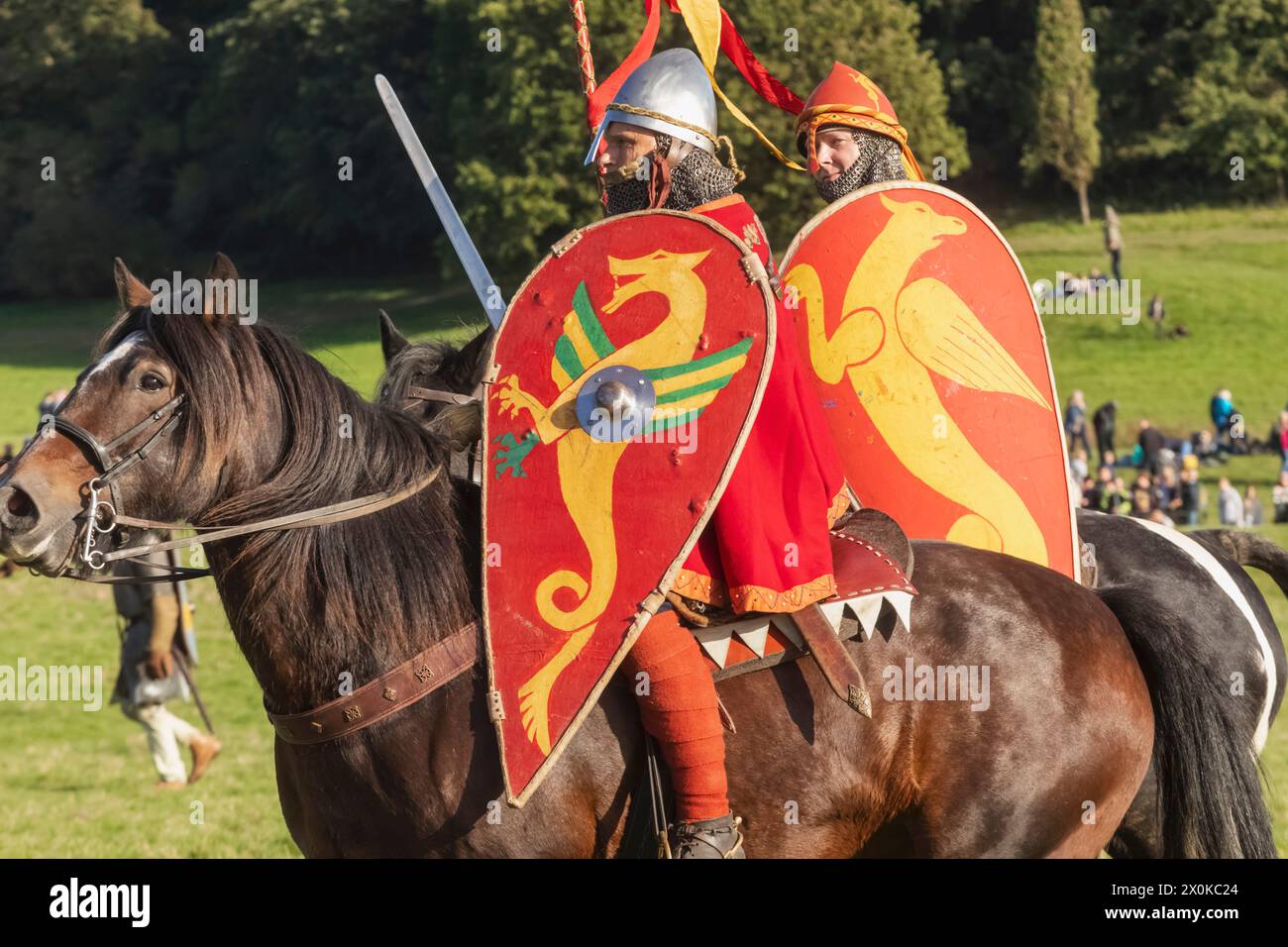 Angleterre, East Sussex, bataille, le festival annuel de reconstitution de la bataille de Hastings en octobre, chevaliers normands à cheval habillés d'armure médiévale Banque D'Images