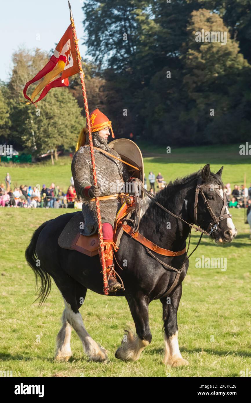 Angleterre, East Sussex, bataille, festival annuel de reconstitution de la bataille d'Hastings en octobre, chevalier normand à cheval habillé d'armure médiévale Banque D'Images