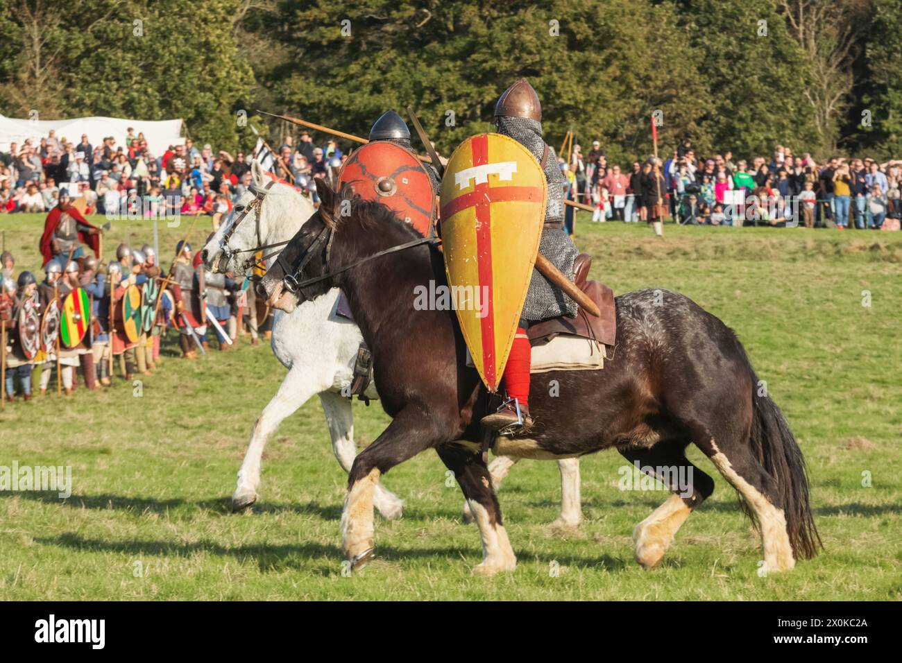 Angleterre, East Sussex, bataille, festival annuel de reconstitution de la bataille d'Hastings en octobre, chevalier normand à cheval habillé d'armure médiévale Banque D'Images