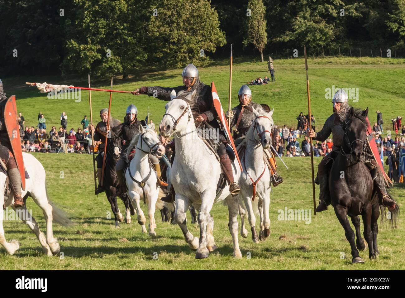 Angleterre, East Sussex, bataille, le festival annuel de reconstitution de la bataille de Hastings en octobre, chevaliers normands à cheval habillés d'armure médiévale Banque D'Images
