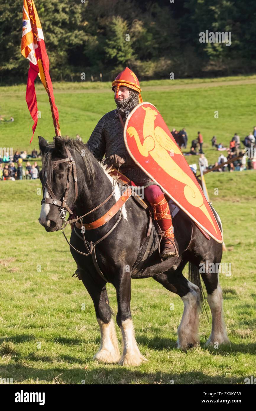 Angleterre, East Sussex, bataille, festival annuel de reconstitution de la bataille d'Hastings en octobre, chevalier normand à cheval habillé d'armure médiévale Banque D'Images