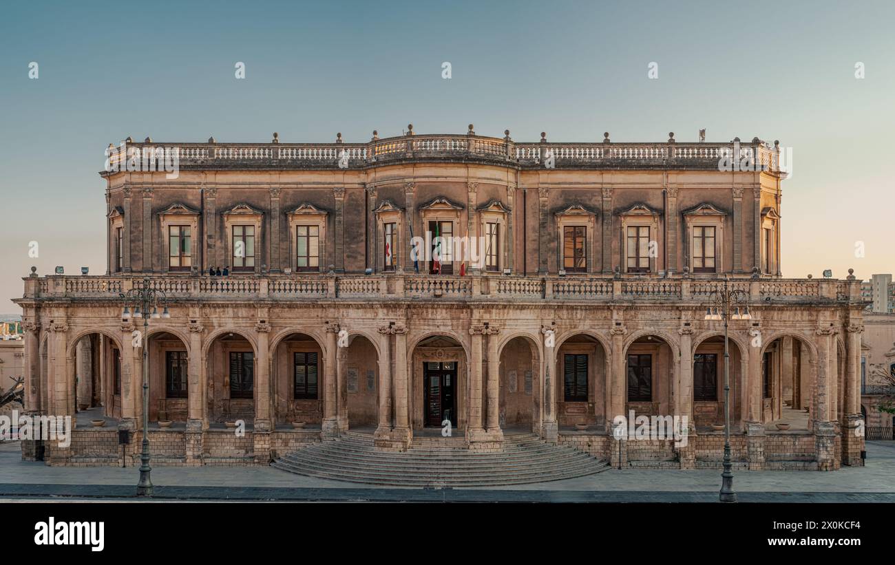 Palazzo Ducezio, siège de l'Assemblée municipale et de la mairie de la ville baroque de Noto, province de Syracuse, Sicile, Italie Banque D'Images