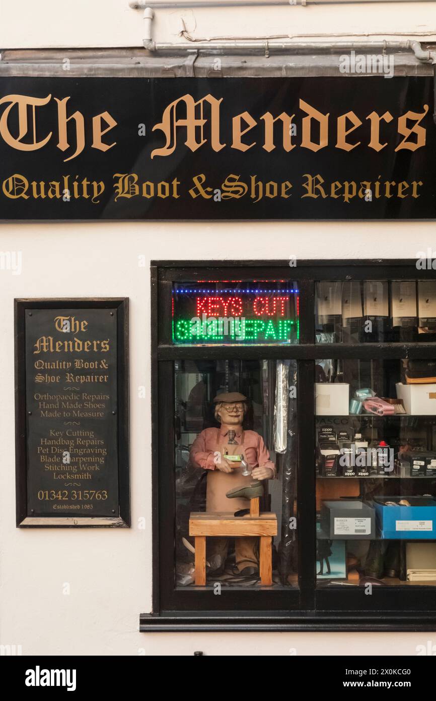 Angleterre, West Sussex, East Grinstead, The Menders Boot and Shoe Repairer Shop Banque D'Images