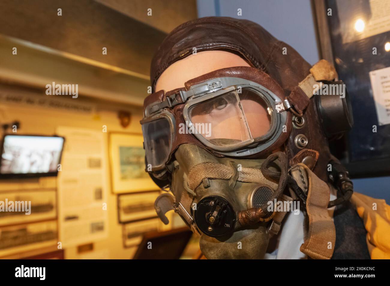Angleterre, West Sussex, Chichester, Tangmere Military Aviation Museum, exposition de pilote de chasse de la Seconde Guerre mondiale en uniforme militaire Banque D'Images