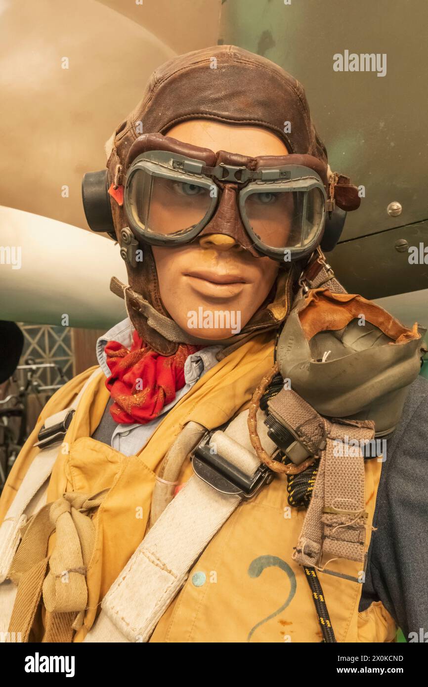Angleterre, West Sussex, Chichester, Tangmere Military Aviation Museum, exposition de pilote de chasse de la Seconde Guerre mondiale en uniforme militaire Banque D'Images
