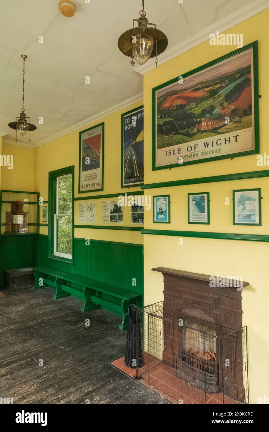 Angleterre, West Sussex, Arundel, Amberley Museum and Heritage Centre, exposition de la salle d'attente de la gare historique Banque D'Images