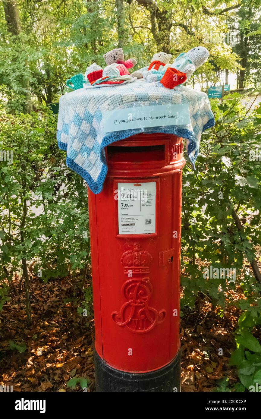 Angleterre, West Sussex, Weald and Downland Living Museum, Red Postbox Banque D'Images