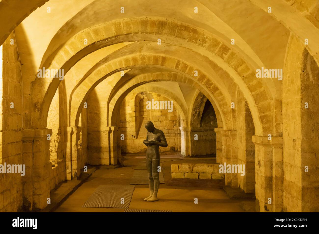 Angleterre, Hampshire, Winchester, cathédrale de Winchester, la crypte, sculpture intitulée 'Sound II' par Antony Gormley Banque D'Images
