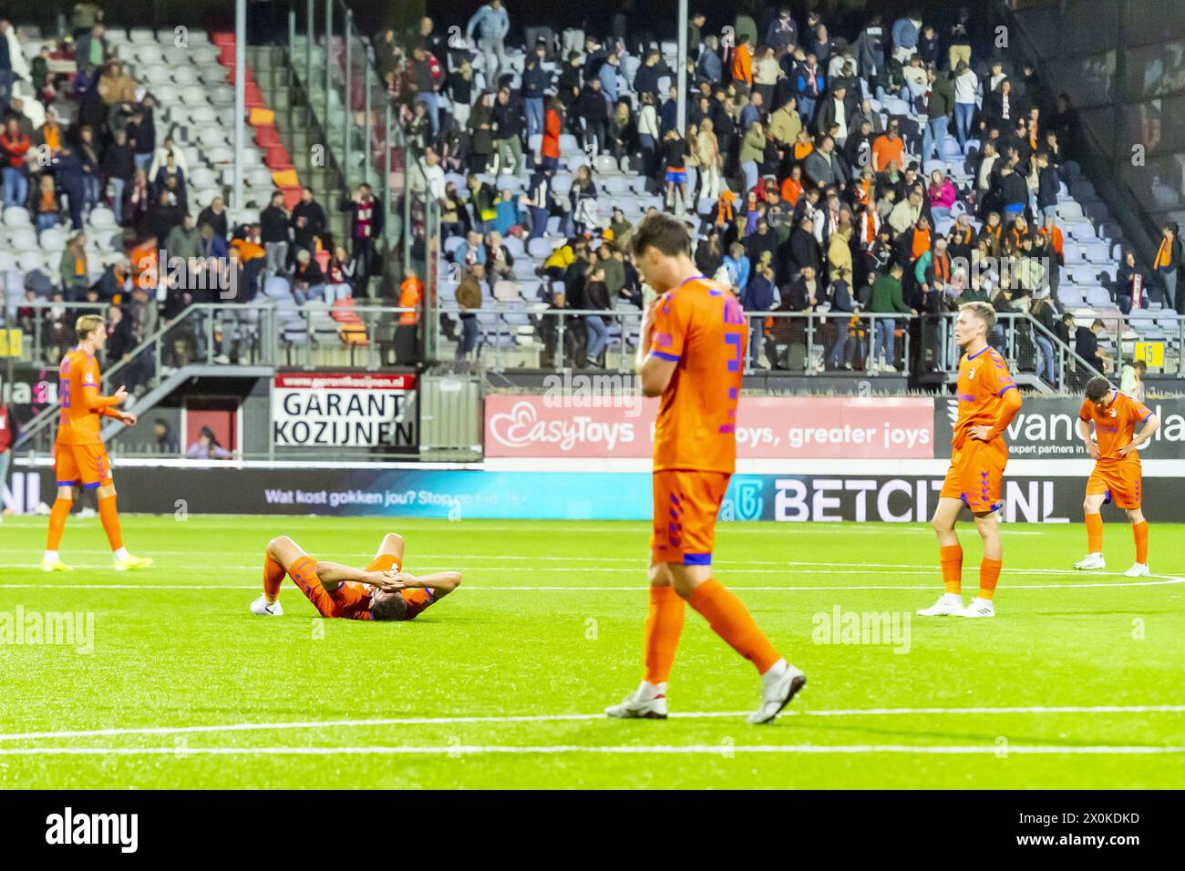Emmen, pays-Bas. 12 avril 2024. EMMEN, Stadium Oude Meerdijk, 12-04-2024, saison 2023/2024, Dutch Keuken Kampioen Divisie pendant le match Emmen - MVV Dejected Emmen Players (photo par Pro Shots/SIPA USA) crédit : SIPA US/Alamy Live News Banque D'Images
