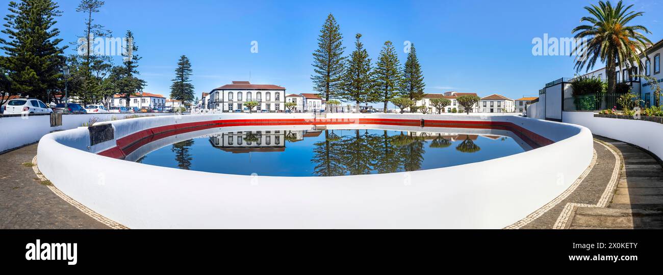 Panorama, architecture, Açores, Camara Municipal, île de Graciosa, Portugal, ville de Santa Cruz da Graciosa, archipel de l'océan Atlantique, bassin d'eau blanche et rouge Banque D'Images