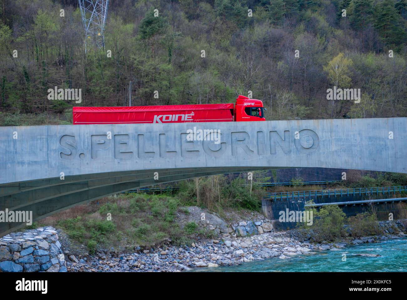 S.Pellegrino terme Italie 5 avril 2024 : camion pour le transport d'eau minérale sur le pont de la rivière Brembo Banque D'Images