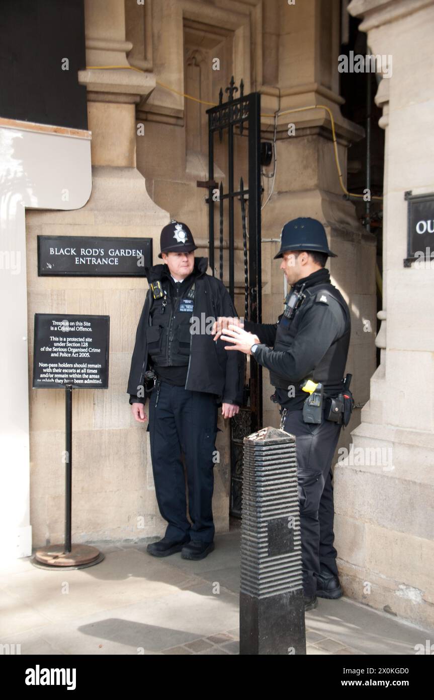 Deux policiers à l'entrée du Black Rod's Garden, chambres du Parlement, Palais de Westminster, Cité de Westminster, Londres, ROYAUME-UNI Banque D'Images