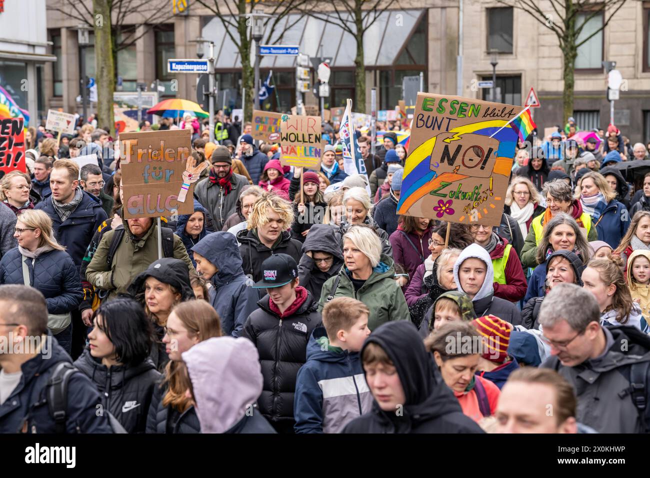 Manifestation étudiante contre l'extrémisme de droite, sous la devise 'Schule bleibt Bunt', plus de 2500 étudiants, parents et enseignants protestent contre Rig Banque D'Images