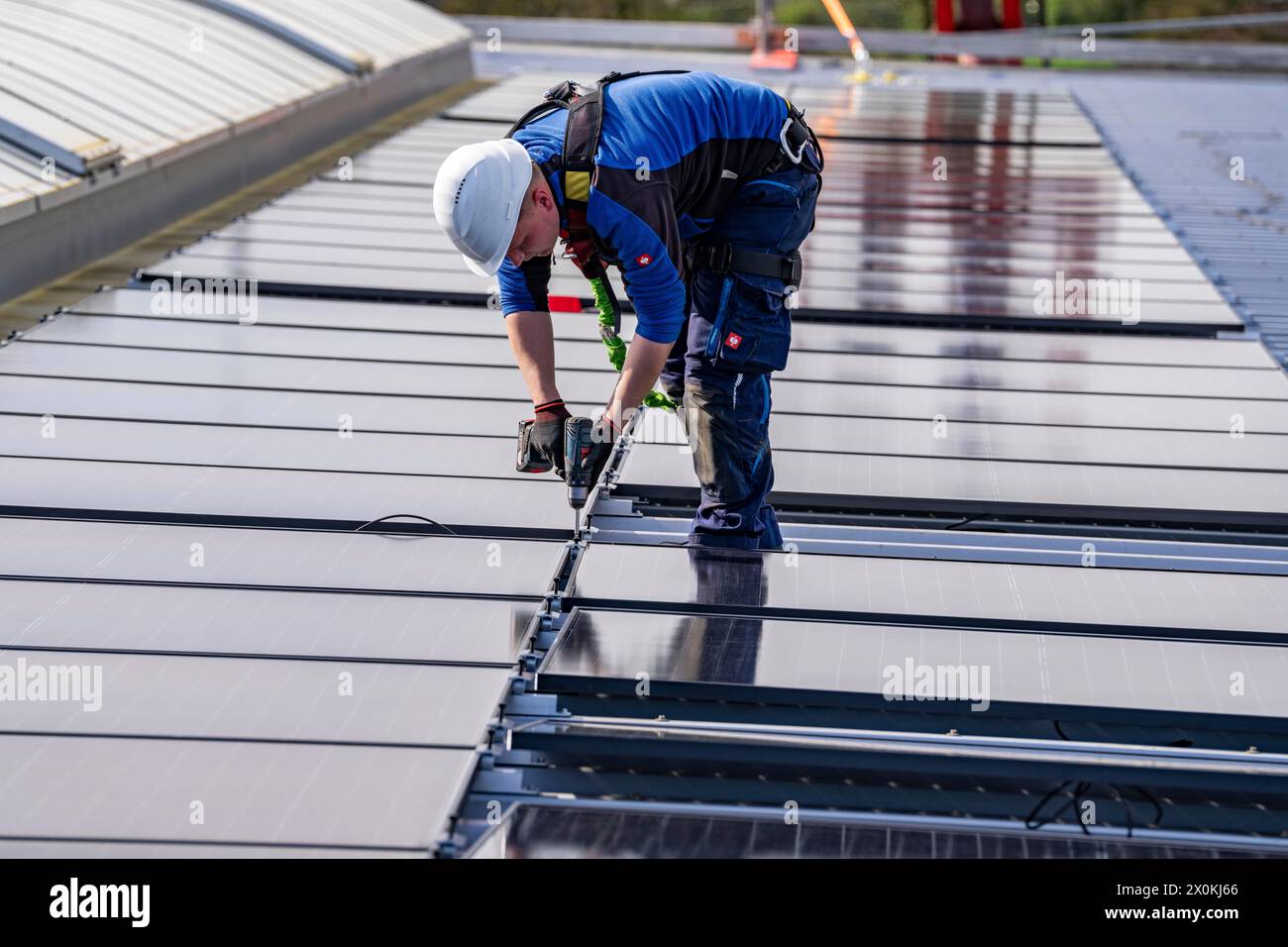 Installation de modules solaires sur le toit d'une entreprise commerciale, plus de 400 modules photovoltaïques sont installés sur le toit, NRW, Allemagne Banque D'Images