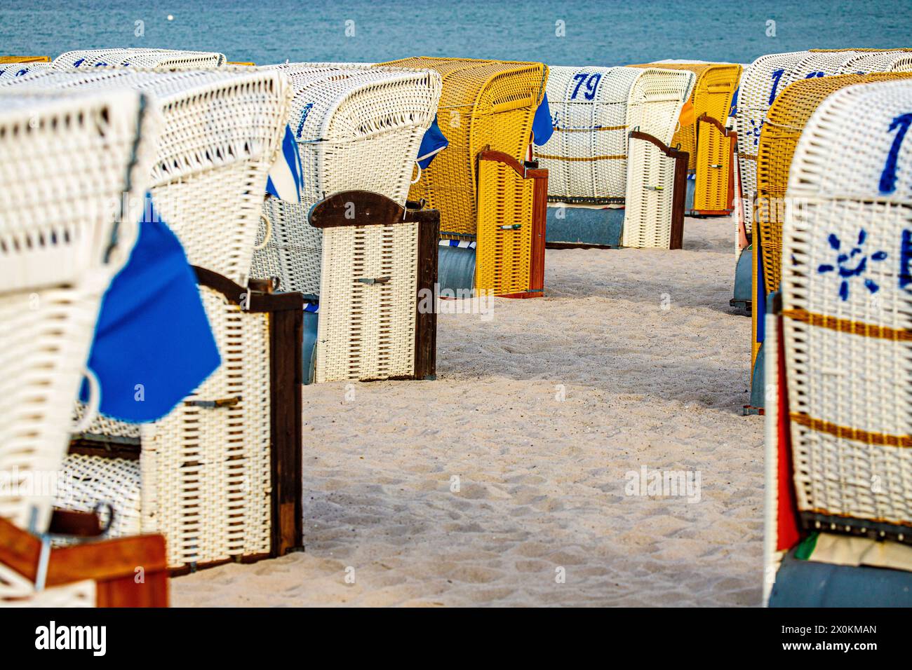 Chaises de plage et touristes sur la plage de sable, Ostseebad Grömitz, Schleswig-Holstein, Grömitz, Allemagne, Europe Banque D'Images