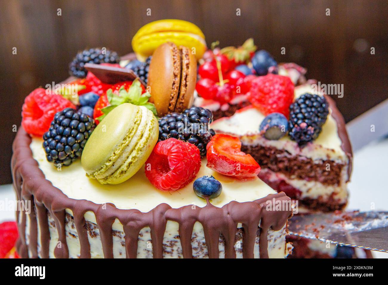 Gâteau aux baies colorées et macarons Banque D'Images