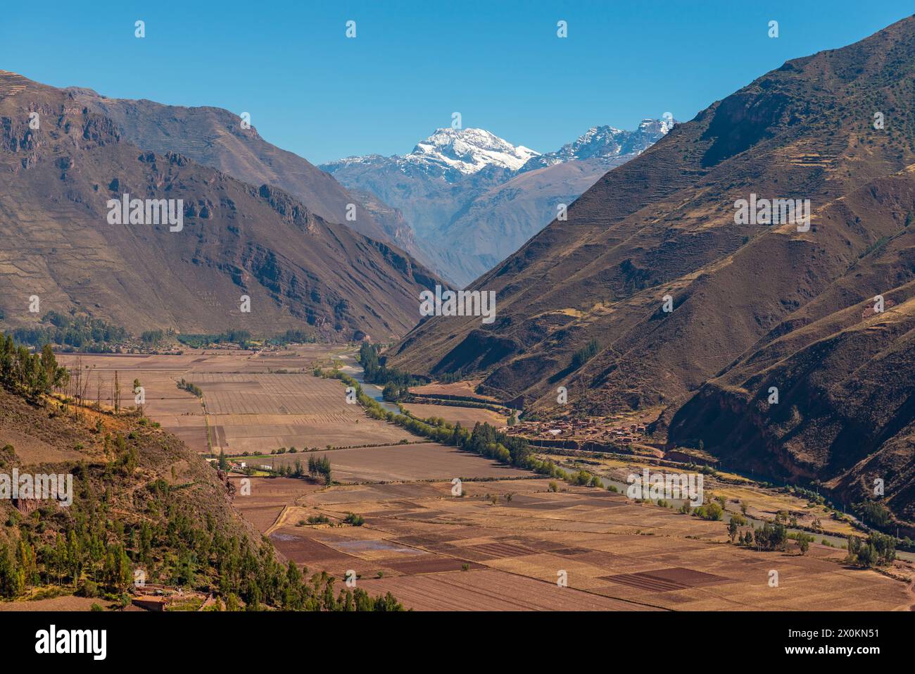 Vallée sacrée de la rivière Inca et Urubamba avec sommet enneigé des Andes, Cusco, Pérou. Banque D'Images