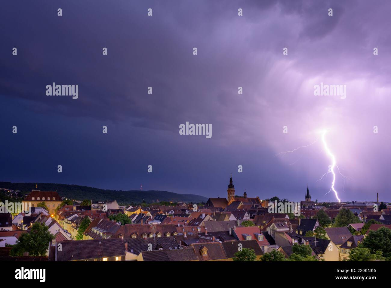 Allemagne, Bade-Württemberg, Karlsruhe, Durlach, vue sur la vieille ville pendant un orage. Banque D'Images