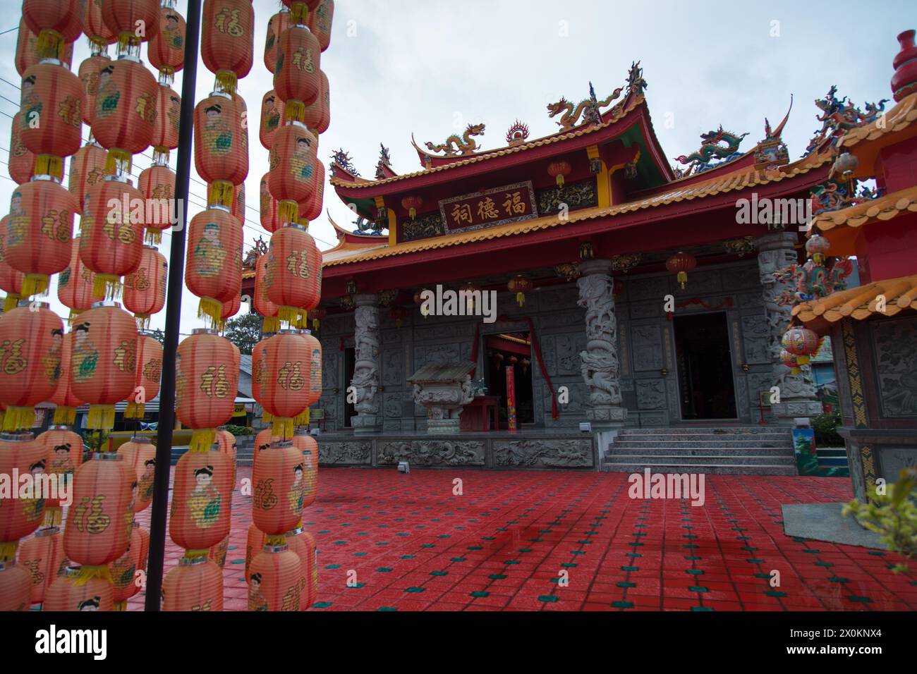 2, 41' 16.944000'108, 4' 47.778000' KELENTENG KELAPA KAMPITKelenteng yang didirikan di Kelapa Kampit, oleh Yayasan Vihara Satya Dharma, dengan bentuk Banque D'Images