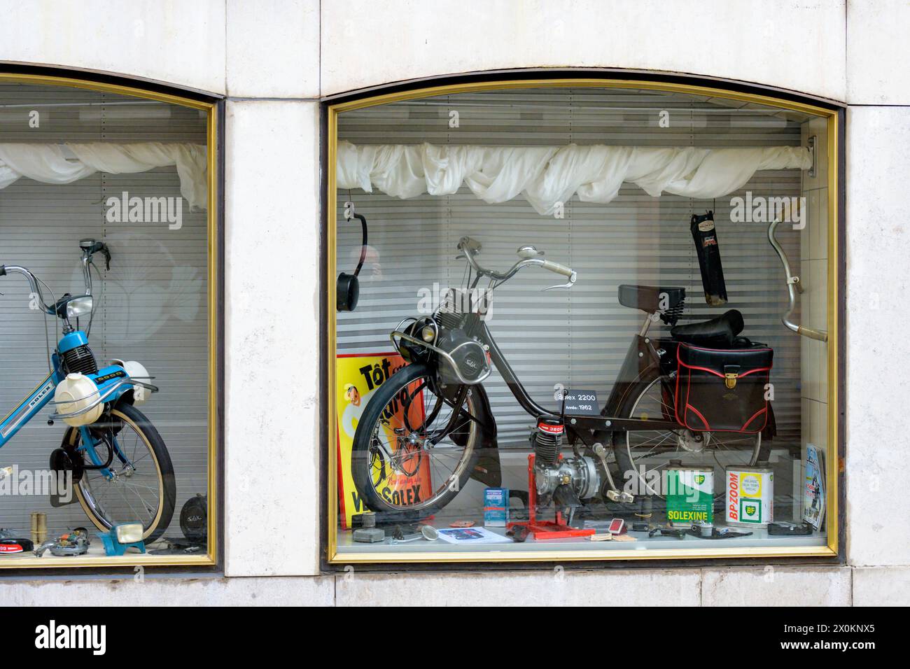 France, Alsace, Wissembourg, Velo Solex dans une vitrine. Banque D'Images