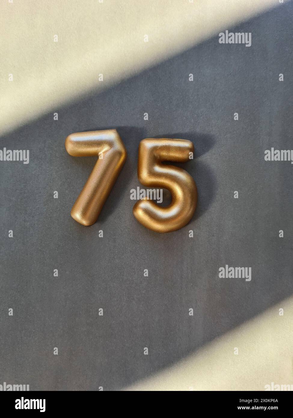 Le numéro 75 pour l'anniversaire et le 75e anniversaire de la Loi fondamentale en Allemagne, le 23 mai 2024 la Loi fondamentale aura 75 ans, un fondement pour la liberté, la paix et la démocratie en Allemagne Banque D'Images