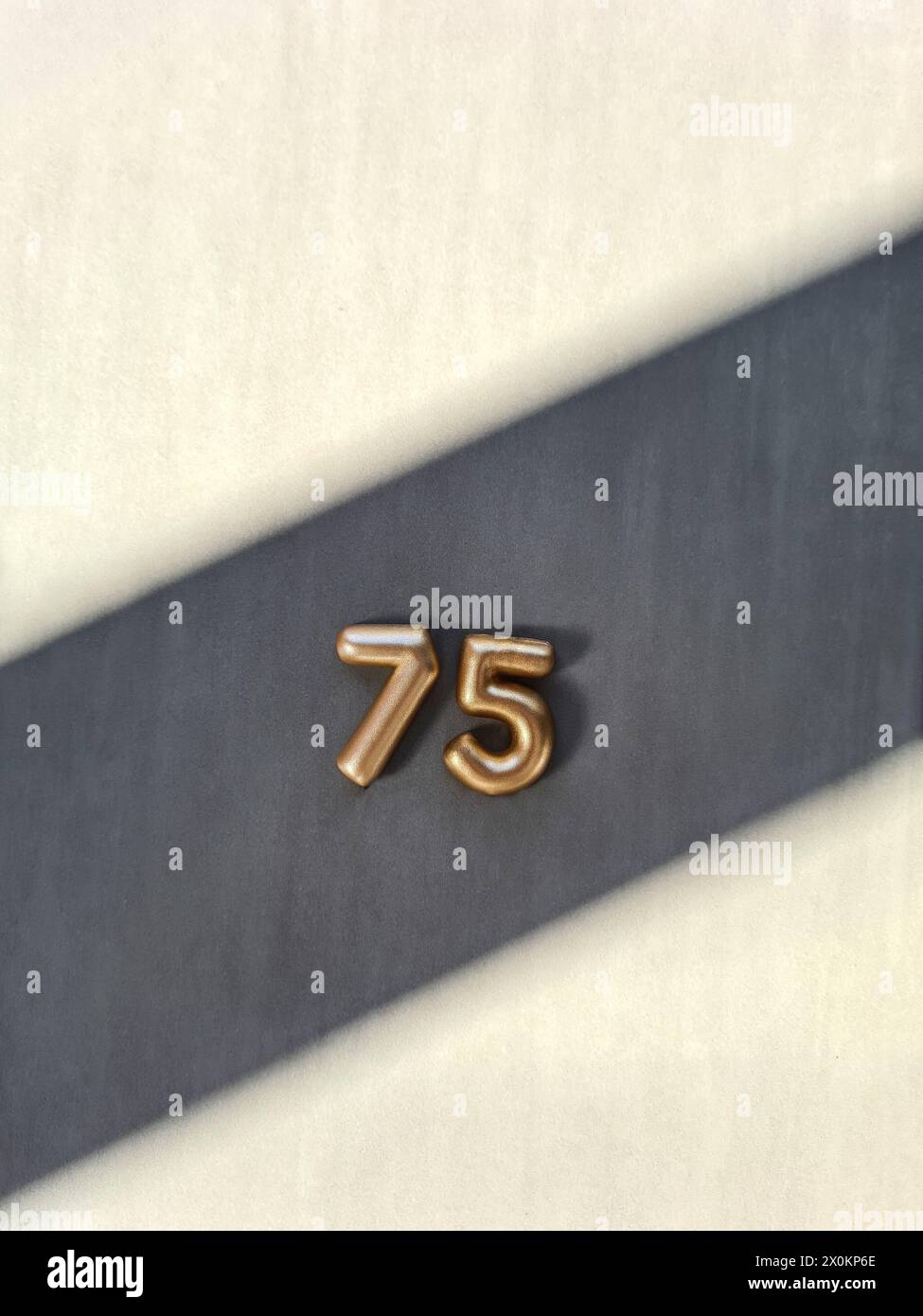 Le numéro 75 pour l'anniversaire et le 75e anniversaire de la Loi fondamentale en Allemagne, le 23 mai 2024 la Loi fondamentale aura 75 ans, un fondement pour la liberté, la paix et la démocratie en Allemagne Banque D'Images