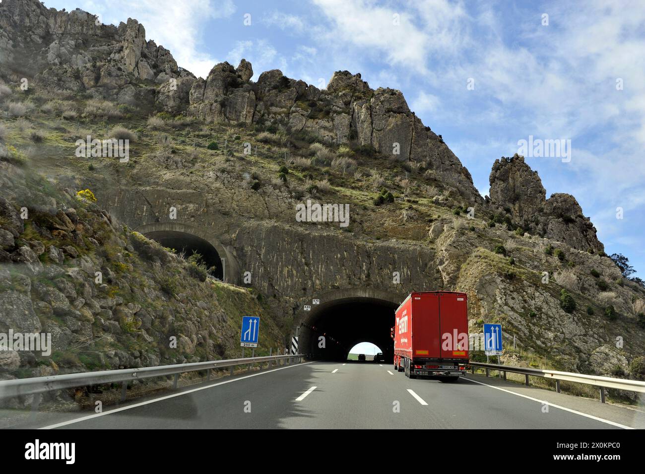 Camion entrant dans un tunnel sur la route en Espagne. Banque D'Images