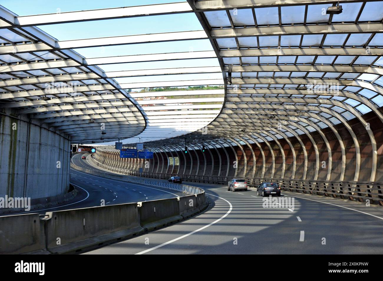 Route, tunnel, Bilbao, architecture, puits de lumière, voitures, conduite, voyage, Espagne, Europe Banque D'Images