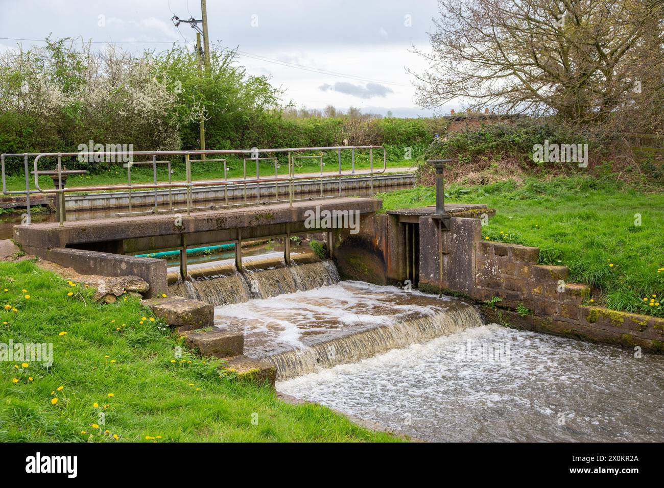 L'eau du canal Llangollen se déversant dans le réservoir Hurleston près de Nantwich Cheshire pour fournir de l'eau potable à la région de Crewe et Nantwich Banque D'Images