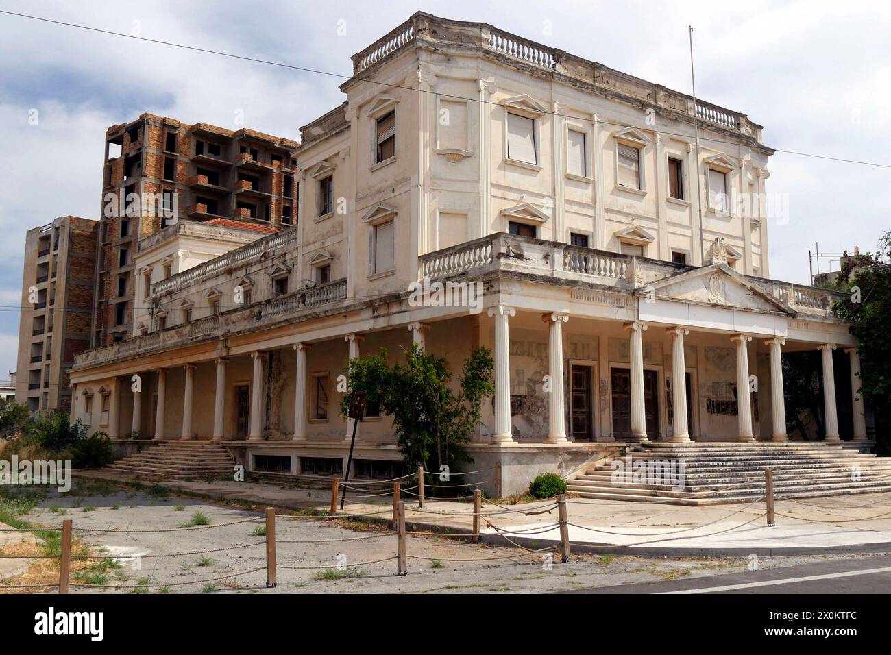 Welt ohne Menschen : die einst Beliebte Touristenstadt Varosha Varosia auf der Insel Zypern ist seit dem türkischen Einmarsch 1974 eine Geisterstadt. Noch immer ragen die verlassenen Hotels und Gebäude an der Mittelmeerküste in den Himmel. Auf den Straßen sprießen Büsche, Katzen streunen durch den verlassenen Küstenort. Varosha, 12.05.2022 Famagouste Zypern *** un monde sans personnes la ville touristique autrefois populaire de Varosha Varosia sur l'île de Chypre est une ville fantôme depuis l'invasion turque en 1974, les hôtels et bâtiments abandonnés sur la côte méditerranéenne tournent toujours dans le ciel Banque D'Images