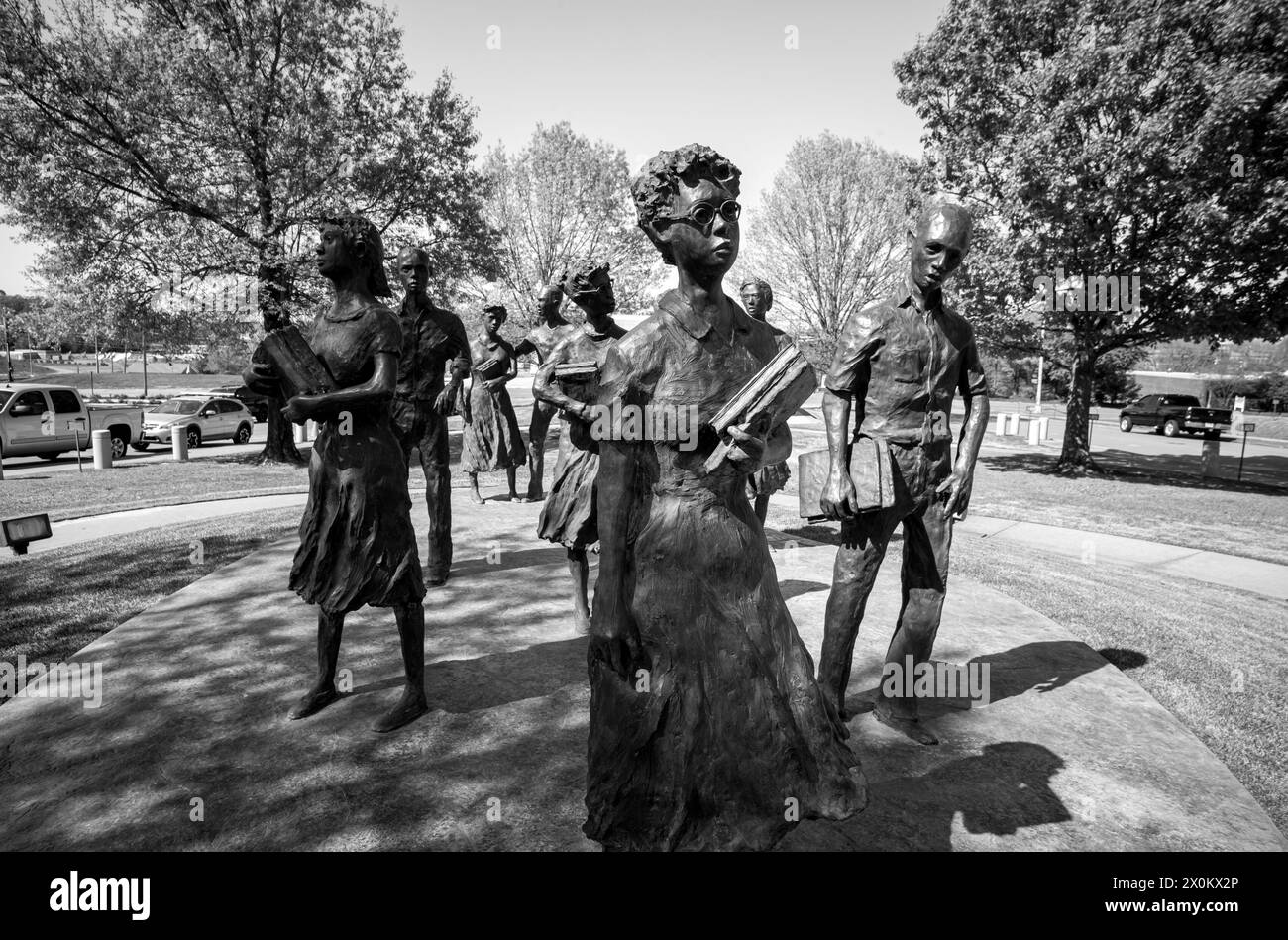 5 avril 2024, Little Rock, Arkansas, États-Unis : Stautes of the Little Rock Nine ( Ernest Green, Elizabeth Eckford, Jefferson Thomas, Terrence Roberts, Carlotta Walls Lanier, Minnijean Brown, Gloria Ray Karlmark, Thelma Mothershed, et Melba Pattillo Beals) sont représentés sur le terrain de Little Rock State House à Little Rock, Arkansas. En 1954, l'affaire Brown v. The Board of Education a été décidé que toutes les écoles publiques deviennent déshéritées. Le 2 septembre 1957, la nuit précédant ce qui devait être le premier jour des adolescents dans les Central High Classrooms, le gouverneur de l'Arkansas, Orval Faubus, ordonne le Nati de l'État Banque D'Images