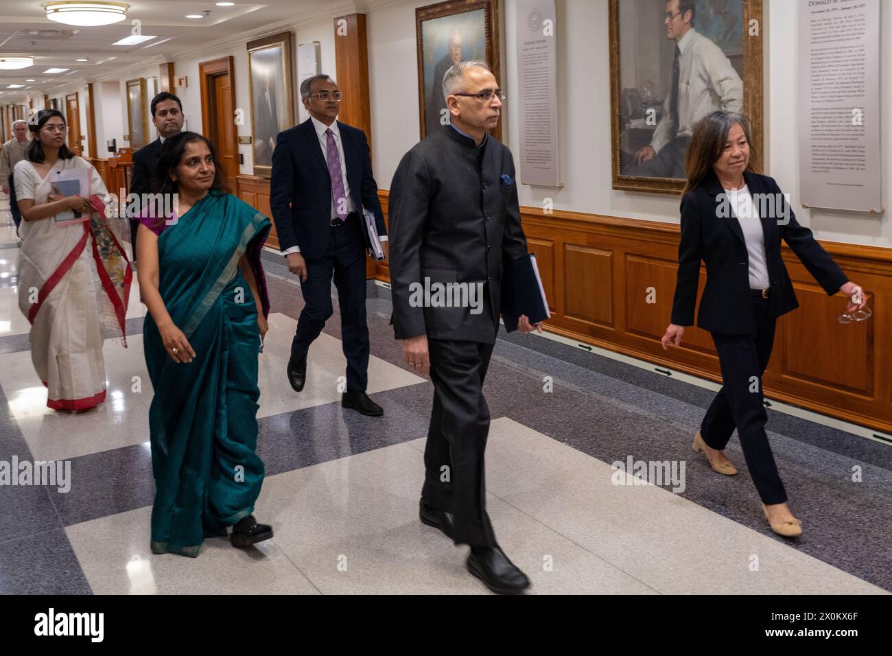 La sous-secrétaire à la Défense Kathleen H. Hicks accueille le secrétaire aux Affaires étrangères indien Vinay Kwatra pour une réunion au Pentagone, Washington, D.C. le 12 avril 2024. (Photo DOD de Joseph Clark) Banque D'Images