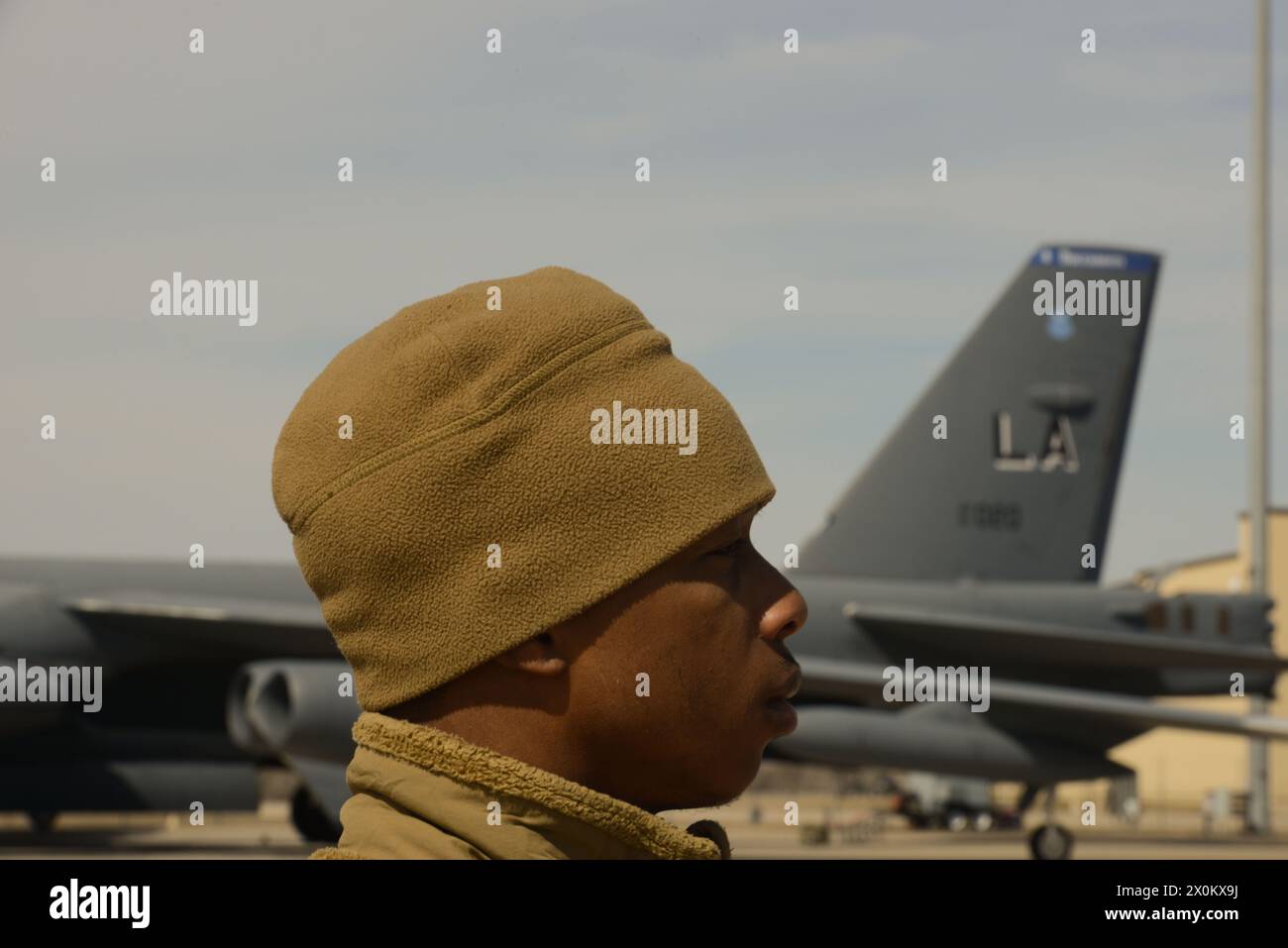 L'aviateur Dorian Moye, défenseur du 5e escadron des forces de sécurité, monte la garde à un B-52H Stratofortress pendant Prairie vigilance 24-3 à la base aérienne Minot, Dakota du Nord, le 5 avril 2024. Cet exercice démontre la capacité, la résilience et la force des aviateurs de l'équipe Minot. Banque D'Images