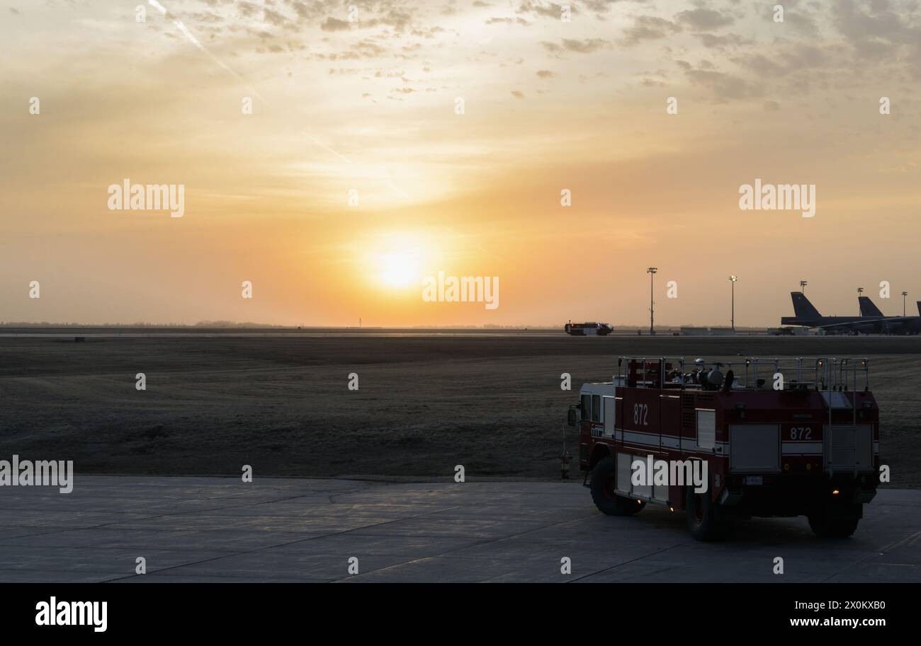 Les pompiers du 5e Escadron de génie civil conduisent sur la ligne de vol pendant l’exercice Prairie vigilance/Bayou vigilance 24-3 à la base aérienne de Minot, Dakota du Nord, le 6 avril 2024. Résilience, compétitivité, innovation et amélioration des processus sont autant de compétences que PV/BV promeut pour relever les défis actuels. (Photo de l'US Air Force par Airman 1st Class Alyssa Bankston) Banque D'Images