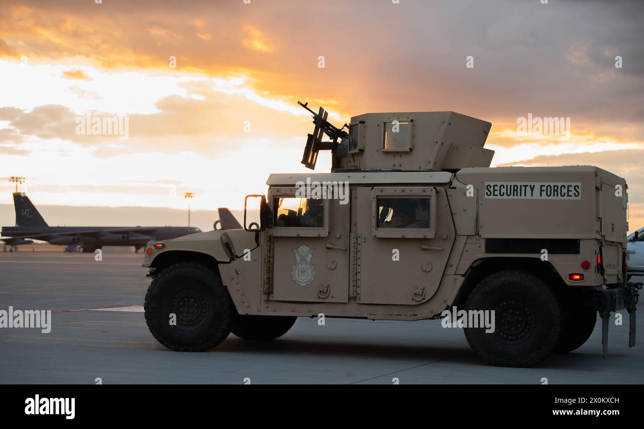 Un HUMVEE affecté au 5e escadron des forces de sécurité tourne au ralenti sur la ligne de vol pendant l'exercice Prairie vigilance/Bayou vigilance 24-3 à la base aérienne de Minot, Dakota du Nord, le 8 avril 2024. La base aérienne de Minot est engagée dans sa mission d'exécuter des opérations nucléaires et des frappes mondiales à tout moment, n'importe où, pour dissuader et, si nécessaire, répondre à une attaque stratégique. Banque D'Images