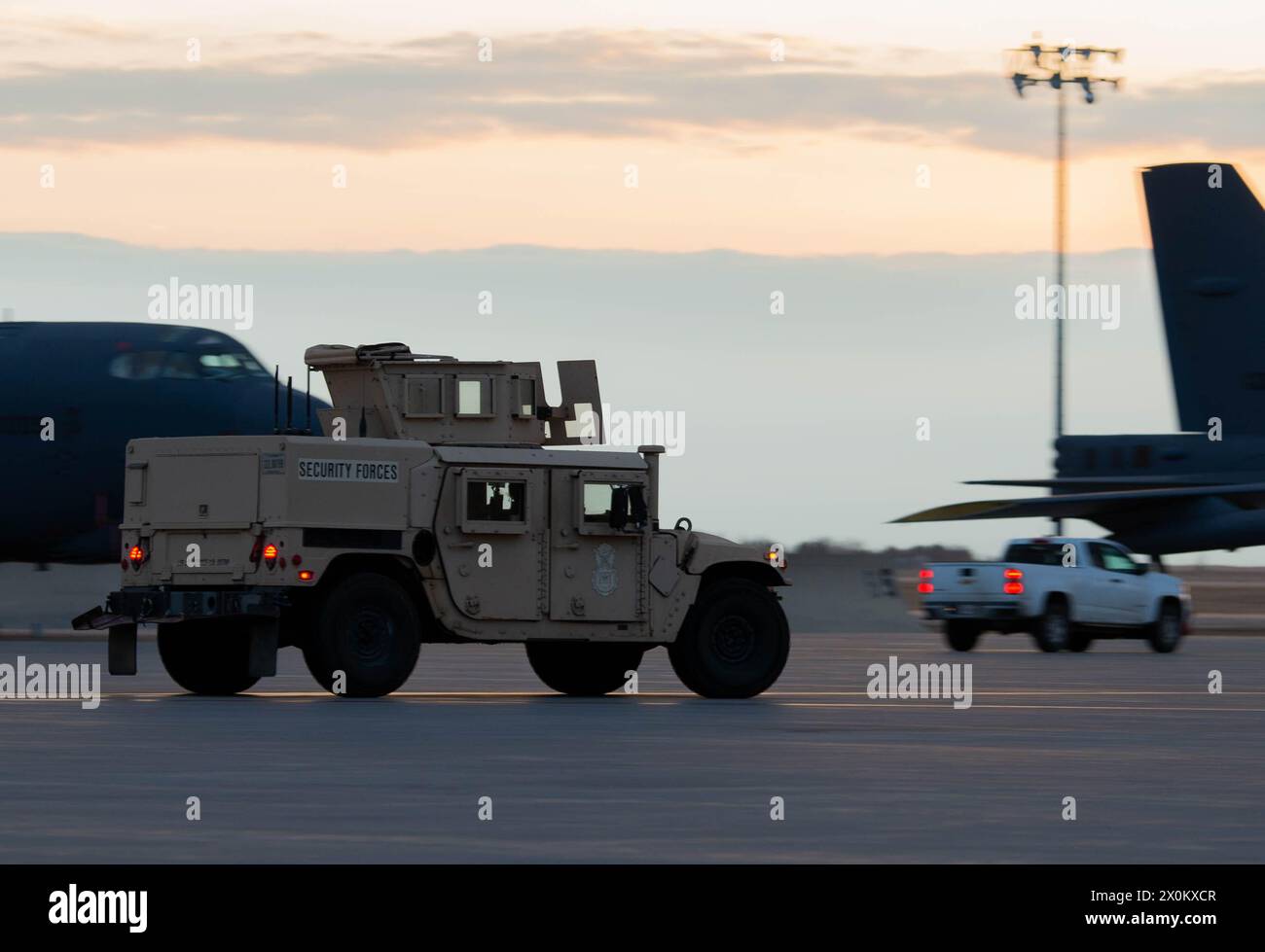 Les défenseurs du 5e escadron des forces de sécurité conduisent un HUMVEE sur la ligne de vol pendant l'exercice Prairie vigilance/Bayou vigilance 24-3 à la base aérienne de Minot, Dakota du Nord, le 8 avril 2024. Les exercices de vigilance des Prairies portent sur la manipulation sûre et sécuritaire des biens et des capacités qui composent la triade nucléaire. Banque D'Images