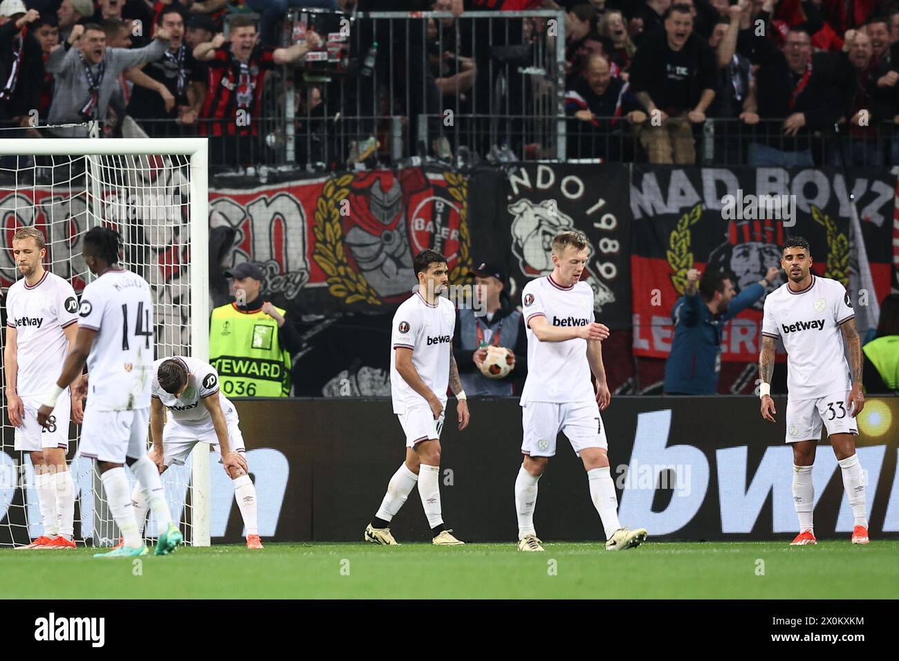 Leverkusen, Allemagne. 11 avril 2024. Les joueurs de West Ham United semblent déçus après avoir concédé leur premier but pour marquer le score de 1-0 lors du match de première manche de l'UEFA Europa League Quarter final entre Bayer Leverkusen et West Ham United à BayArena le 11 avril 2024 à Leverkusen, en Allemagne. (Photo de Daniel Chesterton/phcimages.com) crédit : PHC images LTD/Alamy Live News Banque D'Images