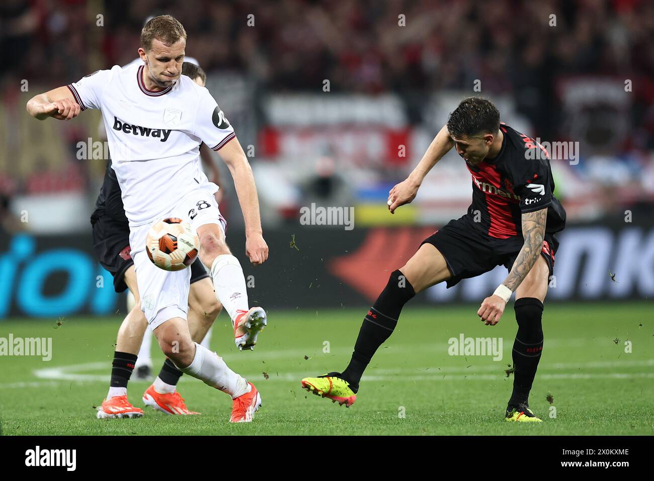 Leverkusen, Allemagne. 11 avril 2024. Tomas Soucek de West Ham United et Exequiel Palacios de Bayer Leverkusen lors du match de première manche de l'UEFA Europa League Quarter final opposant Bayer Leverkusen et West Ham United à la BayArena le 11 avril 2024 à Leverkusen, Allemagne. (Photo de Daniel Chesterton/phcimages.com) crédit : PHC images LTD/Alamy Live News Banque D'Images