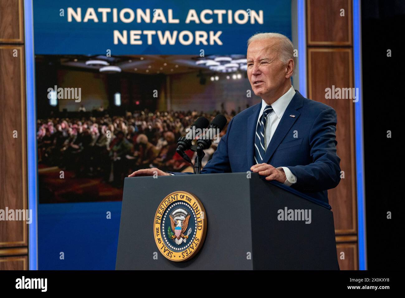 Le président américain Joe Biden prononce un discours virtuel lors de la Convention du National action Network à l'Auditorium South court de la Maison Blanche le 12 avril 2024. Crédit : Ken Cedeno / piscine via CNP Banque D'Images