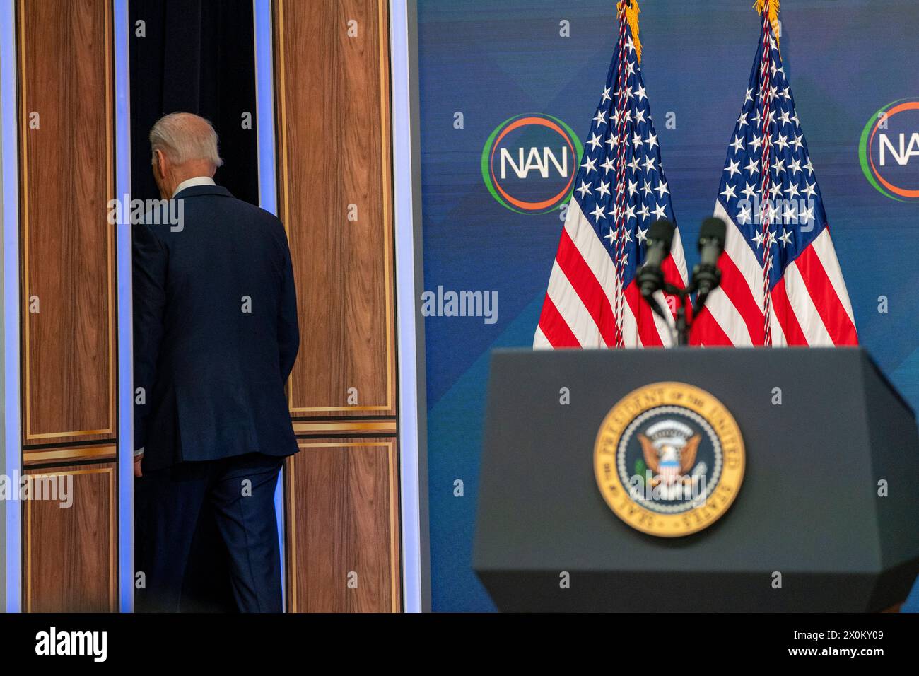 Le président américain Joe Biden prononce un discours virtuel lors de la Convention du National action Network à l'Auditorium South court de la Maison Blanche le 12 avril 2024. Crédit : Ken Cedeno / piscine via CNP Banque D'Images