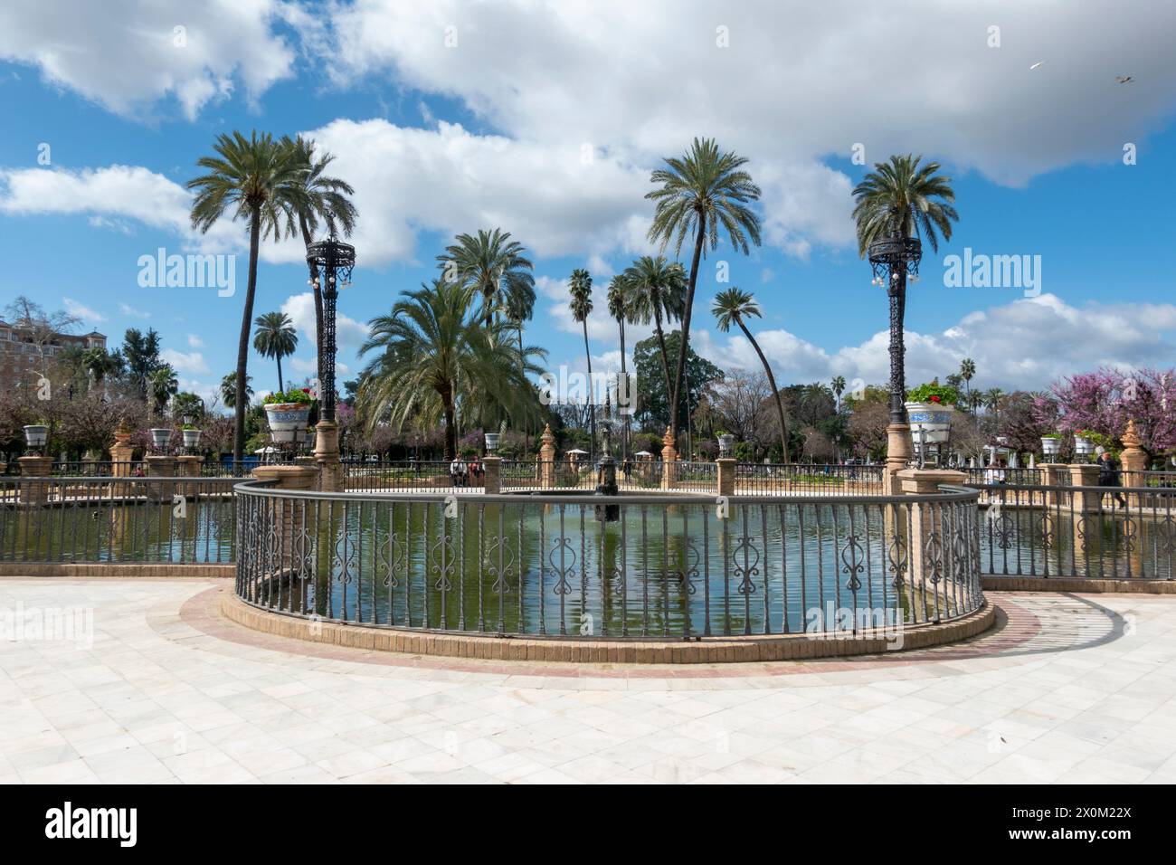 Séville, Espagne - 3 mars 2024 : vue sur l'étang central de la Plaza de America dans le parc Maria Luisa situé à Séville, Espagne Banque D'Images