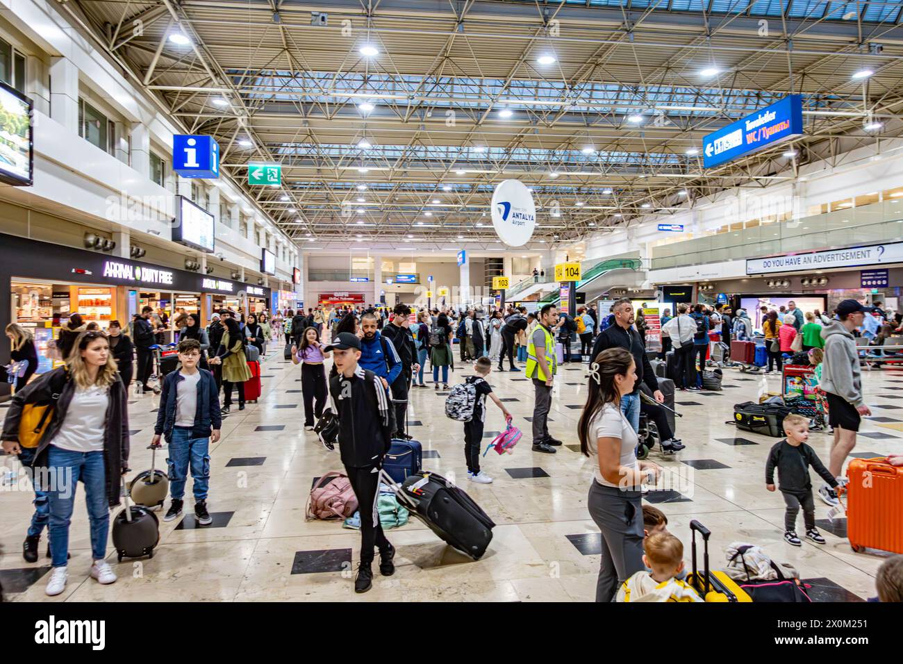 Le hall des bagages de l'aéroport d'Antalya en Turquie, occupé par les passagers à récupérer leurs bagages Banque D'Images