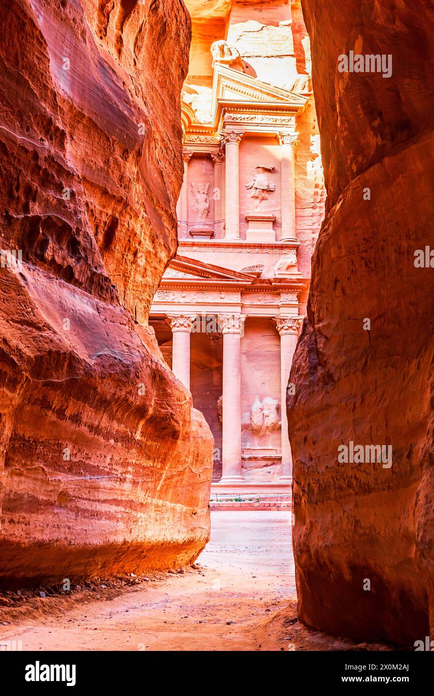 Wadi Musa, Jordanie - Siq et le Trésor, Al Khazneh dans l'ancienne Petra.Al-Khazneh est l'un des temples les plus élaborés de Petra, Jordanie Banque D'Images