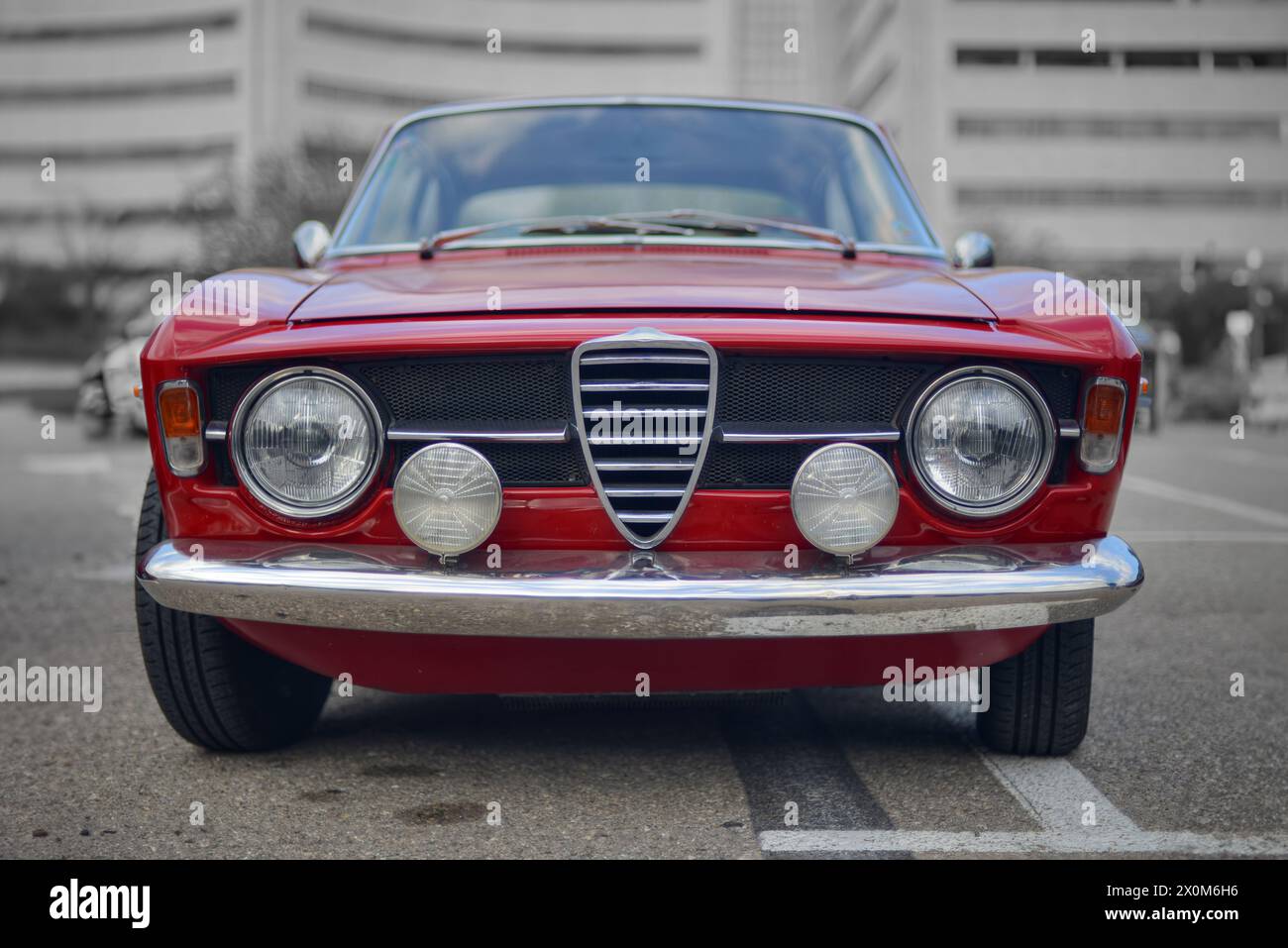 L'avant d'une voiture italienne classique rouge Banque D'Images
