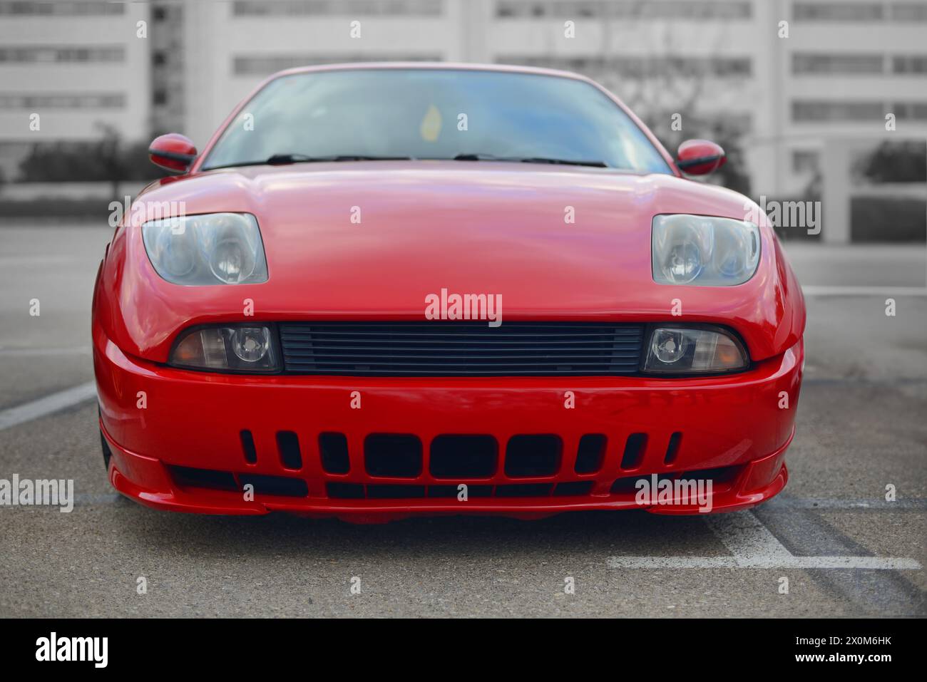 Une photo frontale d'une voiture de sport italienne rouge des années 90 Banque D'Images