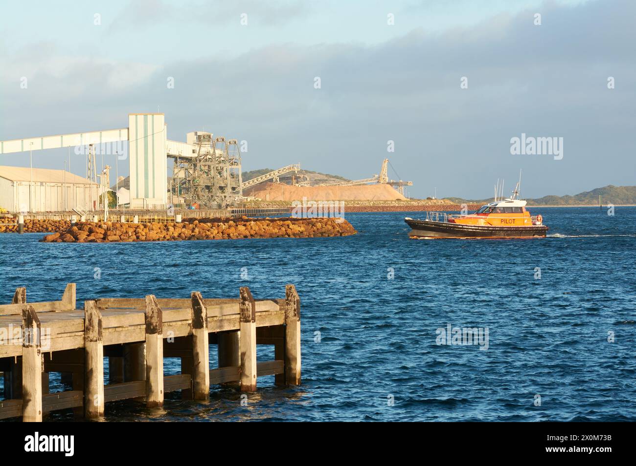 Un bateau-pilote retourne à quai dans le port de Princess Royal Harbour avec le terminal céréalier et le terminal de puce derrière, Albany, Australie occidentale. Banque D'Images
