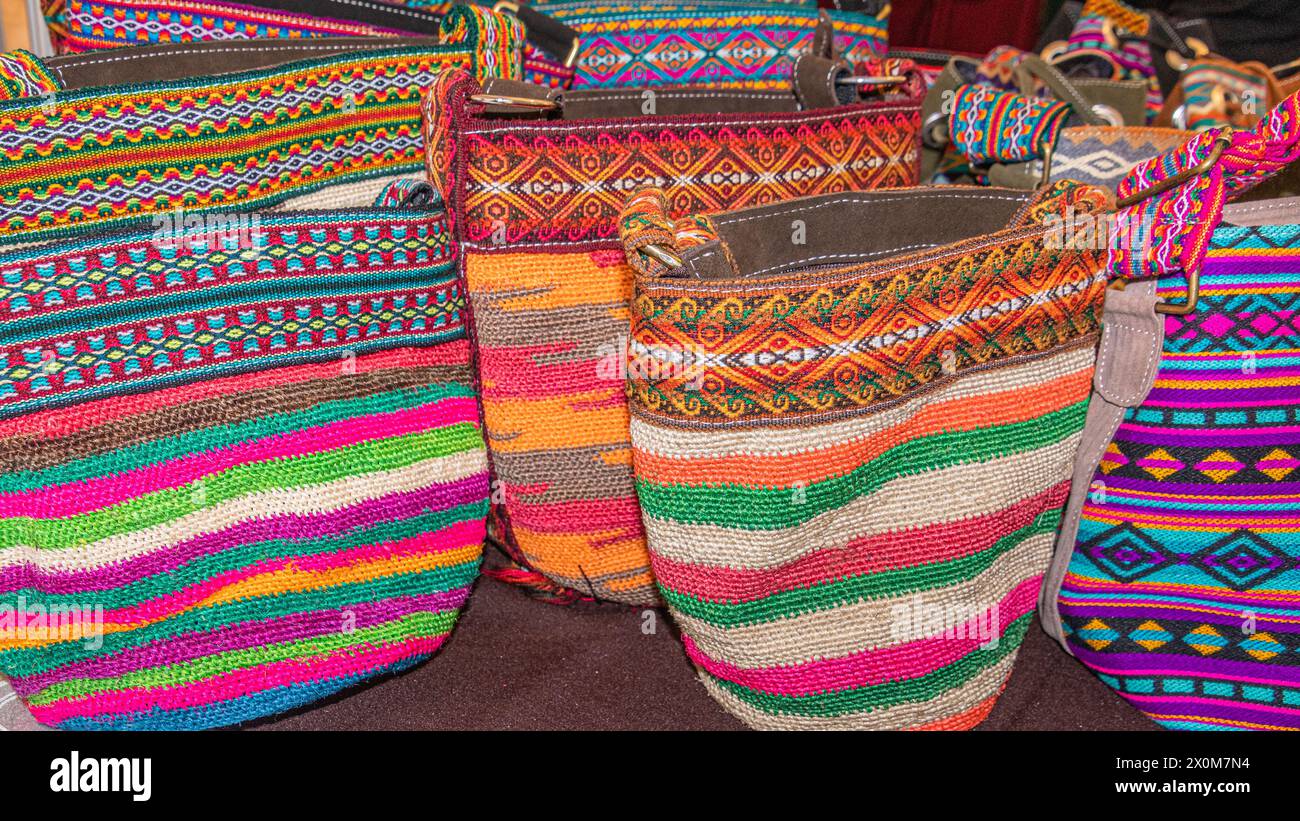 Sacs au crochet en fibre de palmier naturelle avec garnitures textiles ornementales, fabriqués à la main par des artisans de la province d'Imbabura en Équateur. Marché artisanal ouvert Banque D'Images