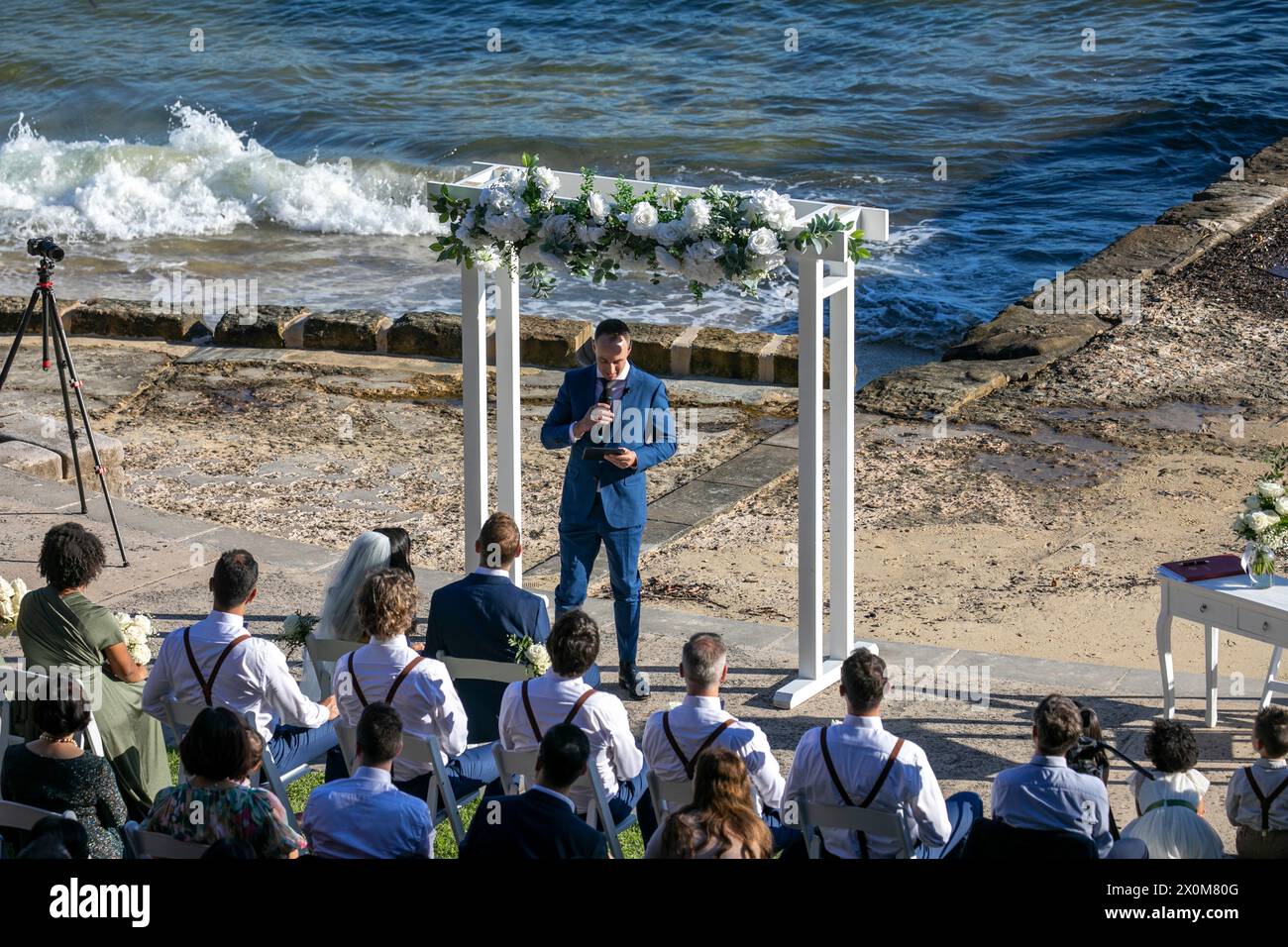 Sydney Harbour Australia, mariage sur le front de mer à Bradleys Head amphithéâtre, mariés, invités et célébrant le mariage, Nouvelle-Galles du Sud, Australie Banque D'Images