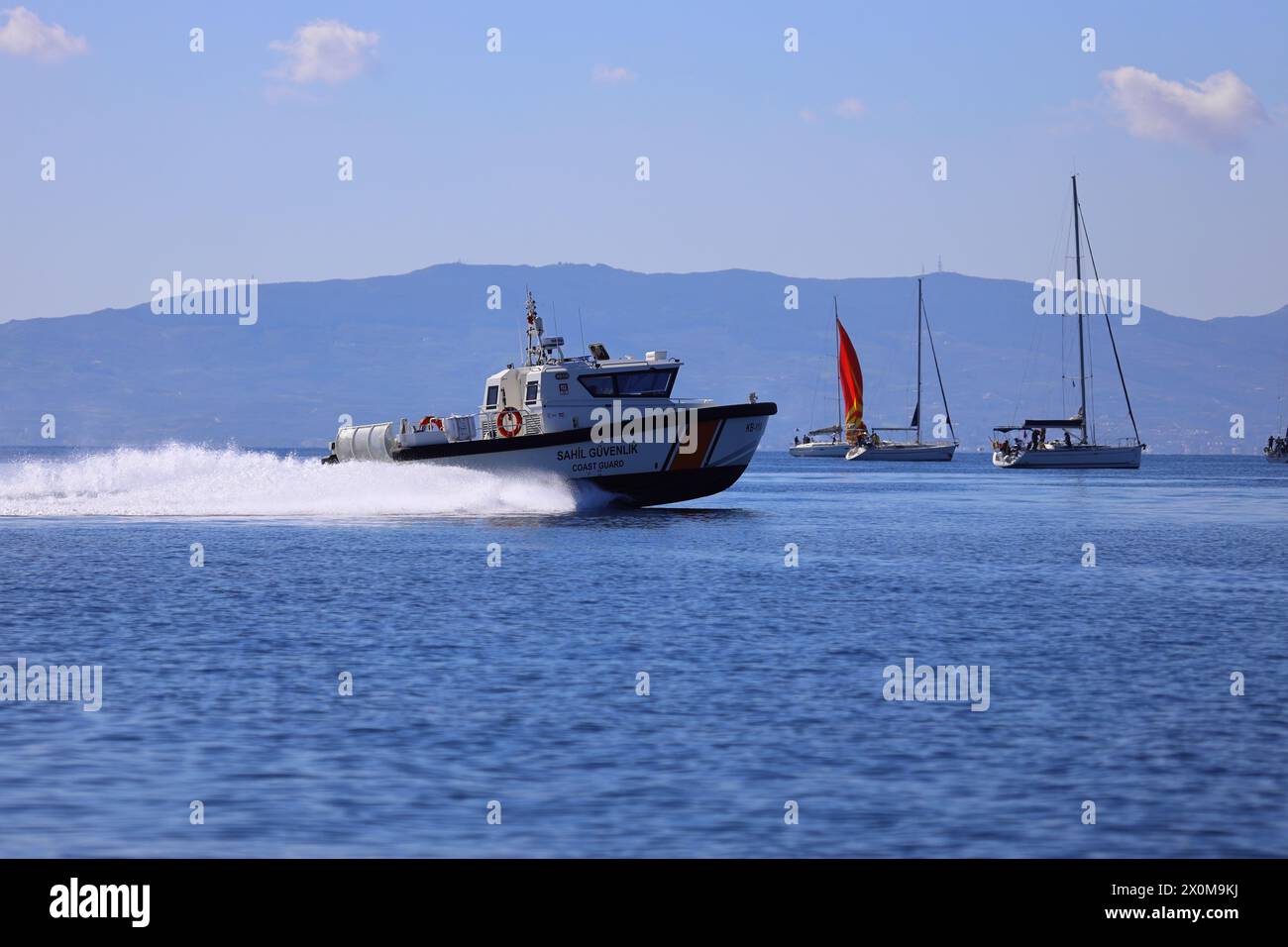 Bodrum, Turquie. 24 février 2024 : le bateau des garde-côtes effectue une inspection en mer Égée. Banque D'Images