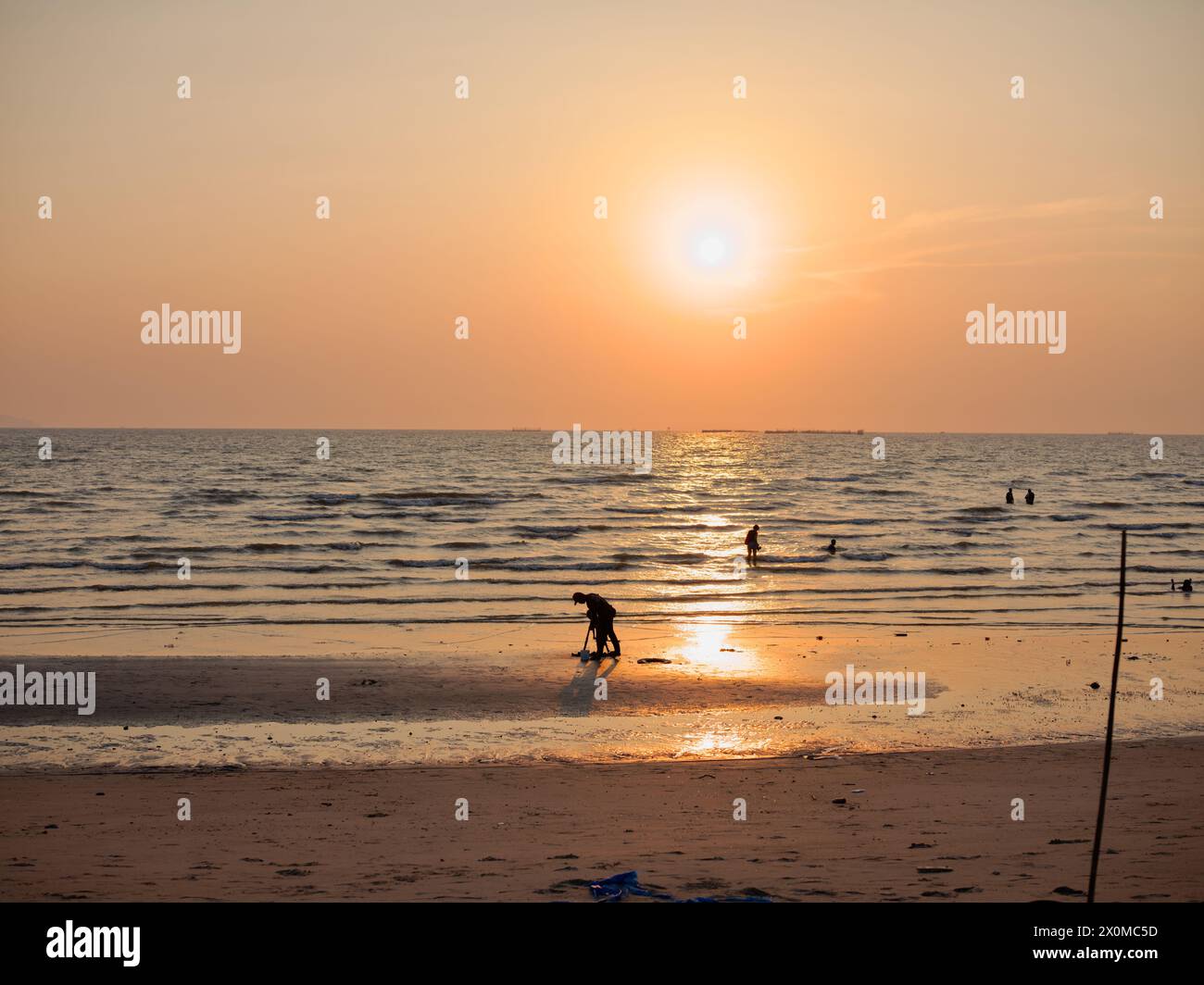 Bangsaen,THAÏLANDE 2024 , plage de Bangsaen coucher de soleil touristes viennent se détendre. La plage de Bangsaen, province de Chonburi Thaïlande Banque D'Images